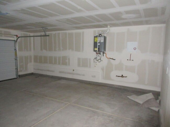 Building Photo - Brand new Beautiful 3bed 2bath townhome