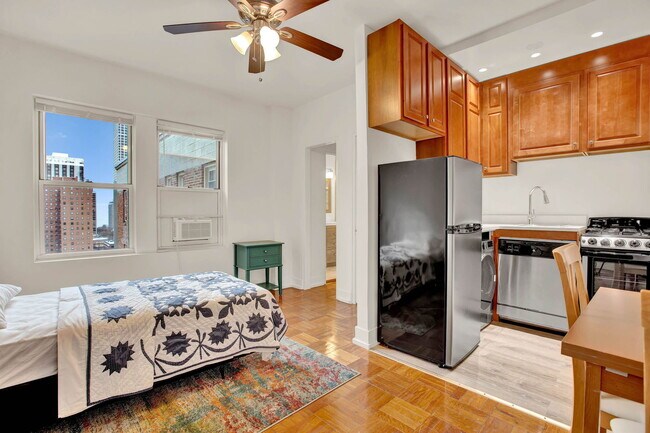 Building Photo - 1100 N La Salle Dr