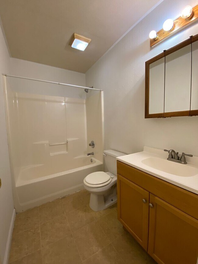 Building Photo - 3 Bedroom Duplex in Elkhart - HOUSING VOUC...