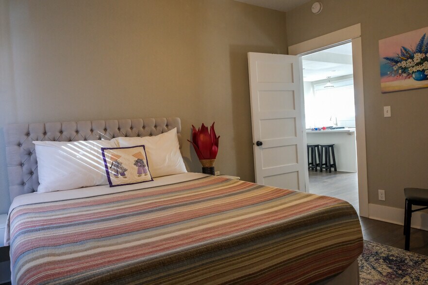 Building Photo - 5530 N Haight Ave