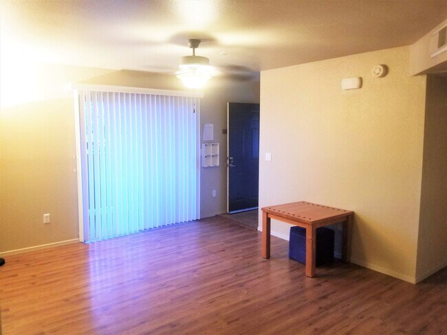 Building Photo - 2bd/2ba West-Flagstaff Condo -End-Unit - N...