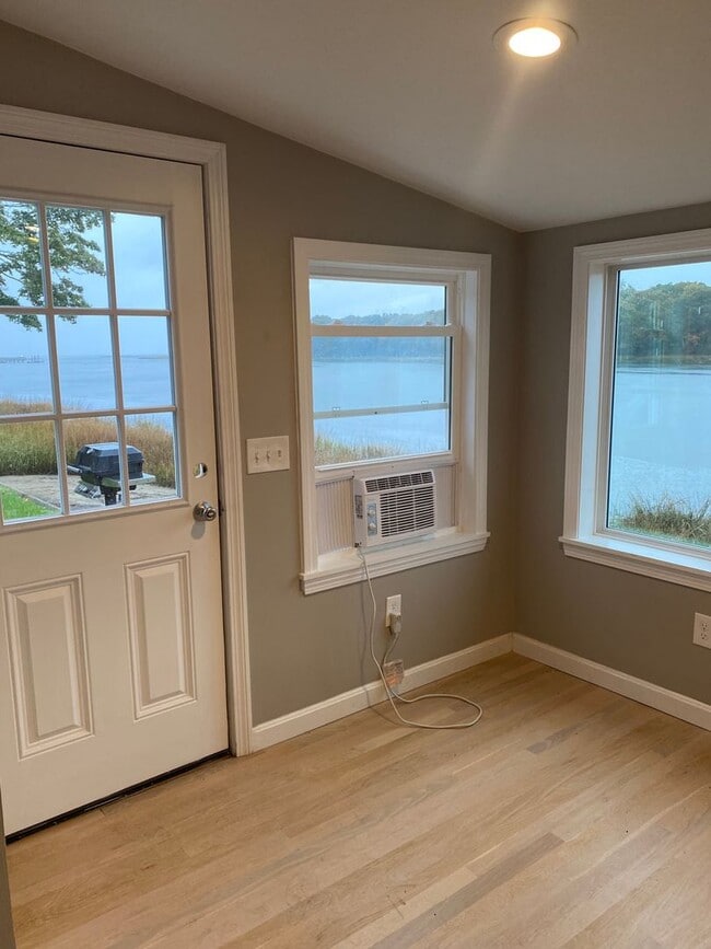 Building Photo - Waterfront Cottage in Oakland Beach