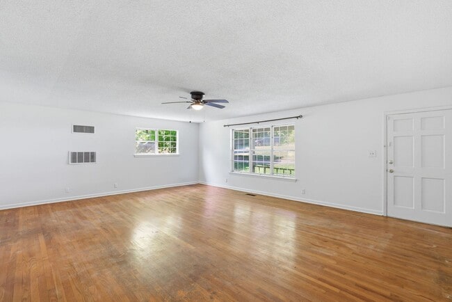 Building Photo - In the Heart of Hixson! 3 beds, 2 baths, Recent Updates!