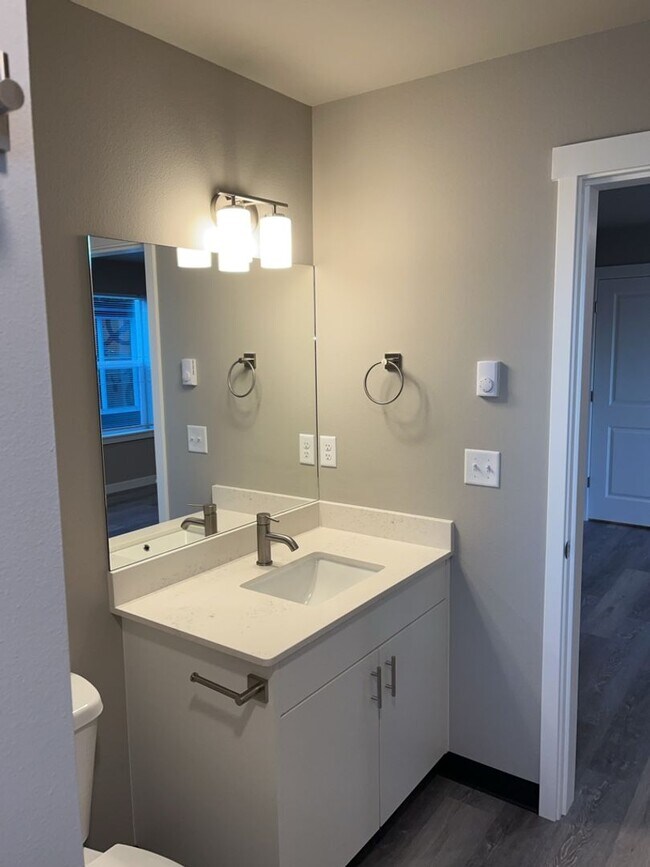 Building Photo - 918-922 Billy Frank Jr. St