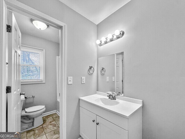 Building Photo - 440 Dartmouth Dr SW