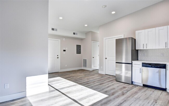 Building Photo - 292 Main St