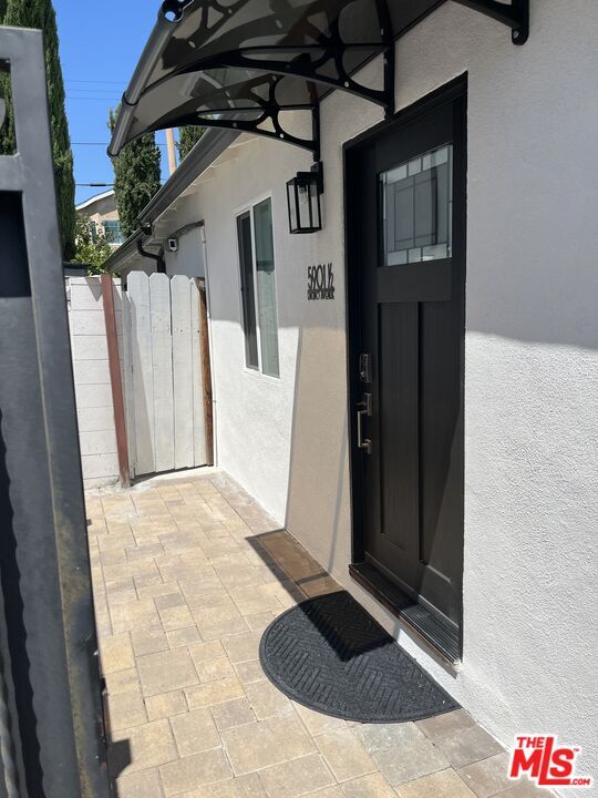 Primary Photo - 5901 1/2 Encino Ave
