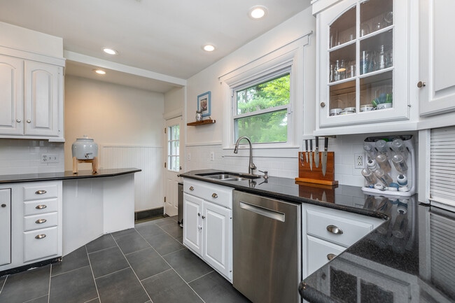 Building Photo - 17 Rhynus Rd