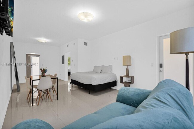 Building Photo - 1025 94th St