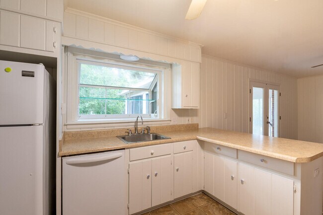 Building Photo - 3003 Stratford Dr