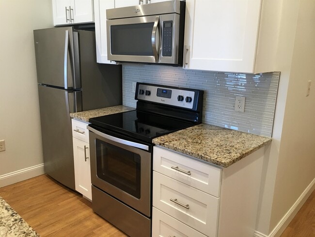 Building Photo - 875 Elm St