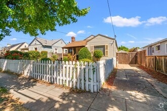Building Photo - Charming Oakland Oasis with Detached Works...