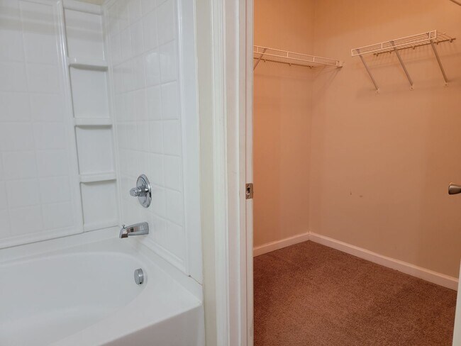 Building Photo - Newer Ranch Style Home w/Fireplace, Trey Ceilings and Black Appliances - Total Electric