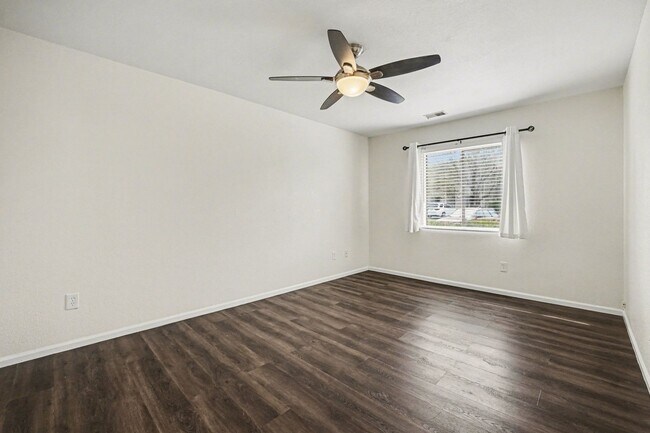 Building Photo - Updated 2 Bedroom 2 Bathroom Condo in Lakewood!