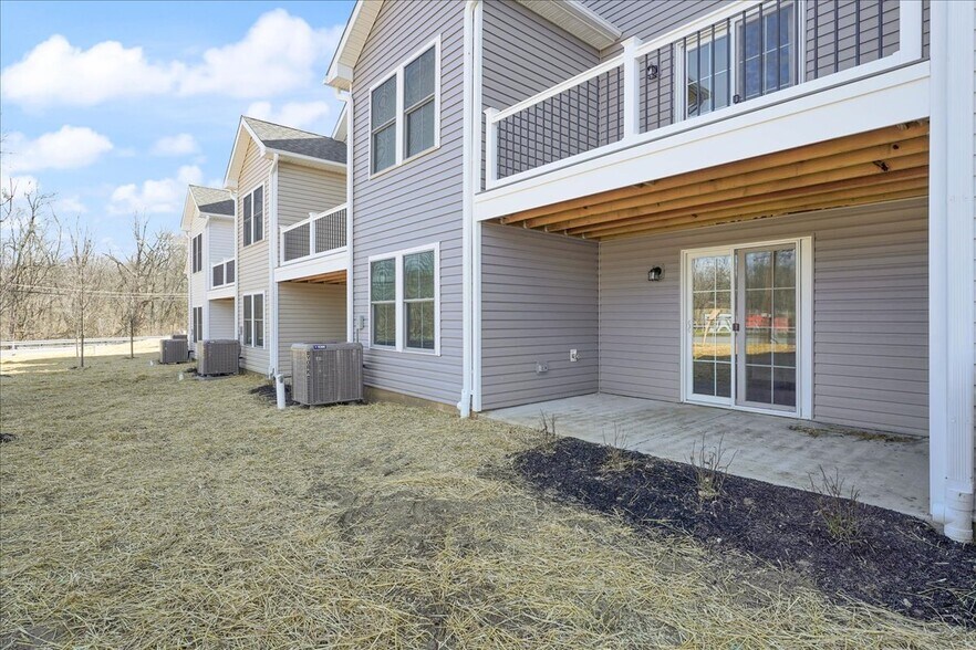 Building Photo - 552 Creek Rd