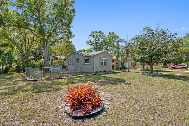 Building Photo - 5600 Tangerine Ave S