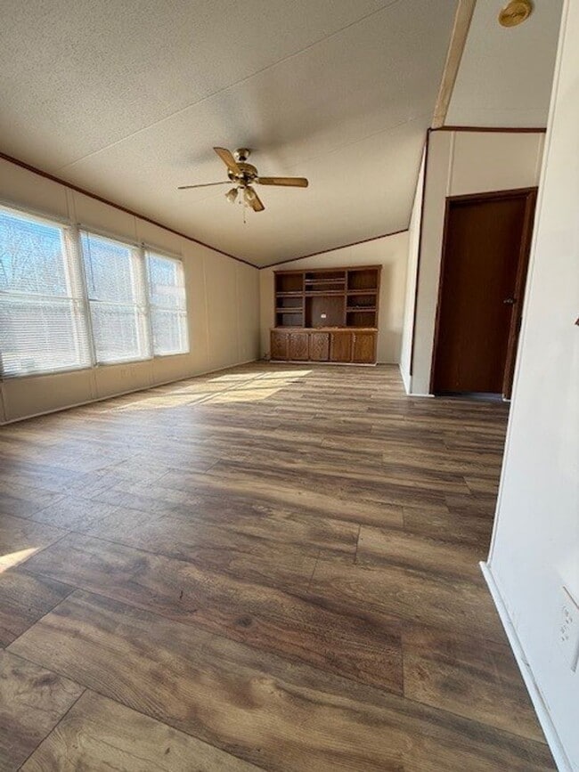 Building Photo - Rossview School