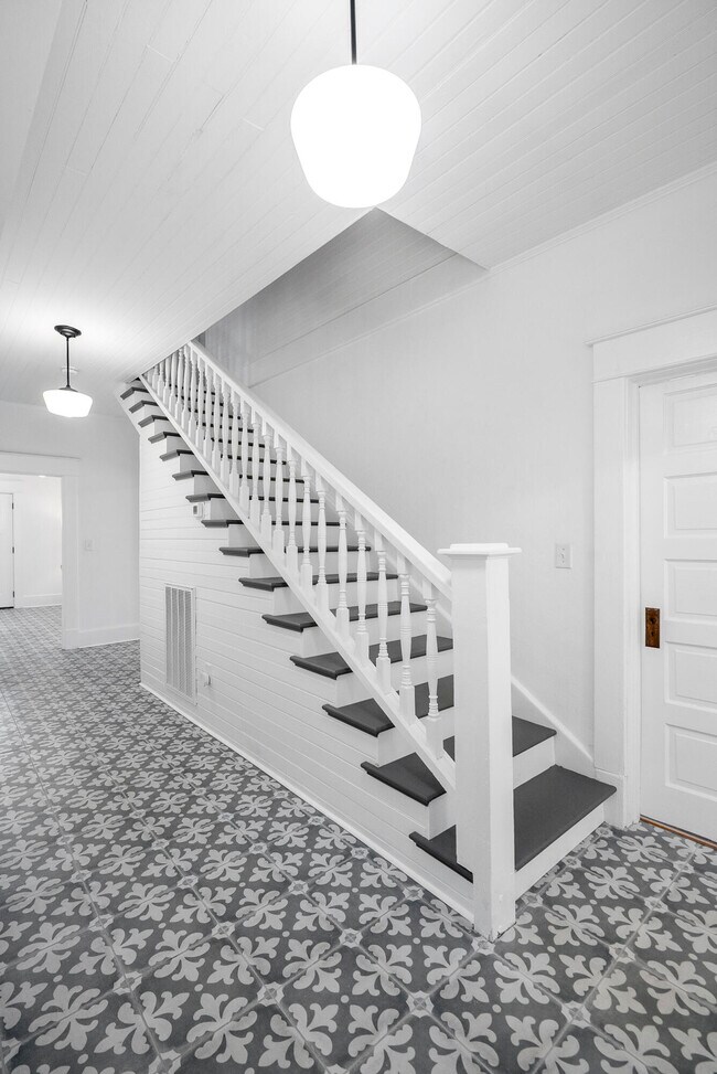 Building Photo - 227 Kershaw St NE