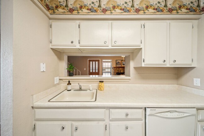 Building Photo - Cozy 2 Bedroom Condo located in the South Tulsa