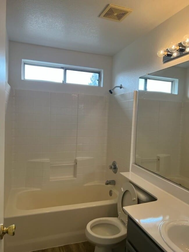 Building Photo - Spacious 3 Bed, 2.5 Bath Home | 1,532 Sq Ft | Prime Elk Grove Location