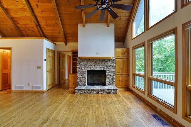 Building Photo - 127 Columbine Dr