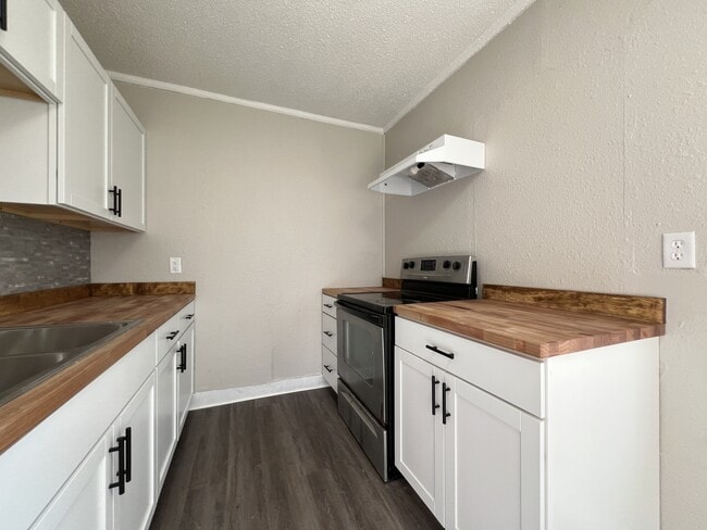 Building Photo - 1008 Rhomberg Ave