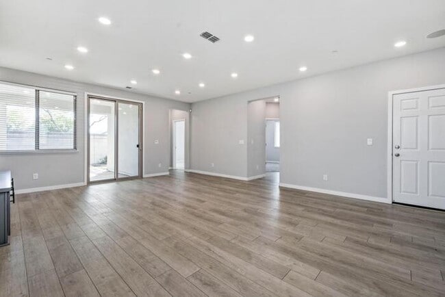 Building Photo - Beautiful Former Model Home For Rent! All the upgrades!