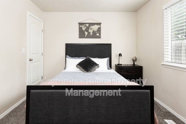 Building Photo - 879 N Traquair Pl