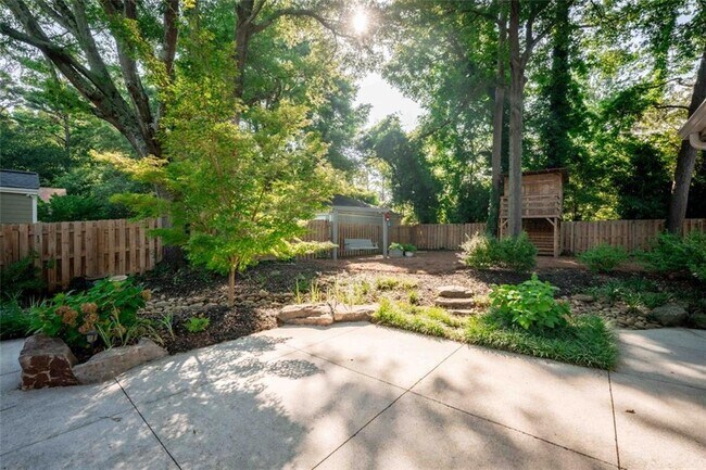 Building Photo - 102 Mockingbird Ln