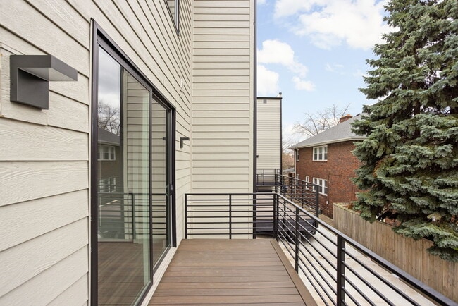 Building Photo - 322 N Summit St