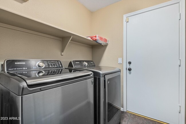 Building Photo - 295 W Goldfinch Way