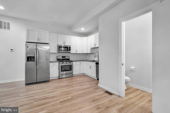 Building Photo - 385 Martin St