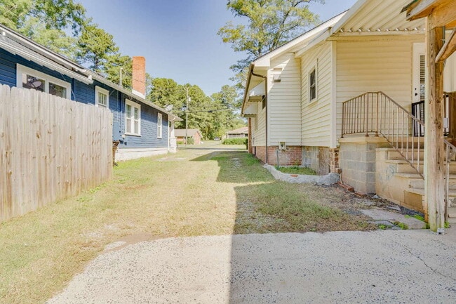 Building Photo - Three-Bed Home w/ Fenced in BackYard in the Heart of Durham