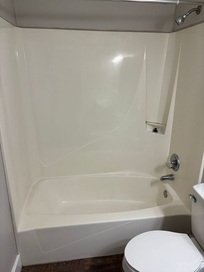 Building Photo - Spacious 3 Bedroom 2 Bath apartment!