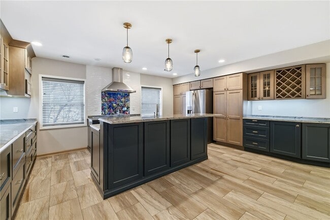 Building Photo - 709 Clyde St