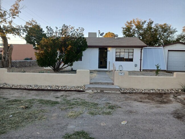 Primary Photo - Cute 2 Bedroom 1 Bath Home