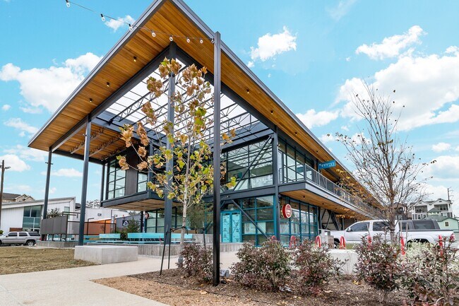 Building Photo - 953 Yale St