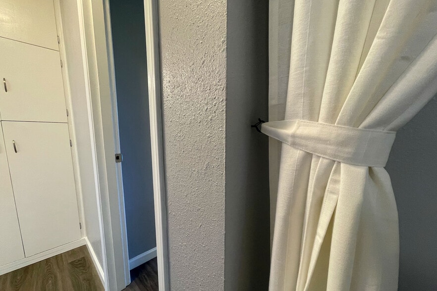 Building Photo - 2102 W 28th St