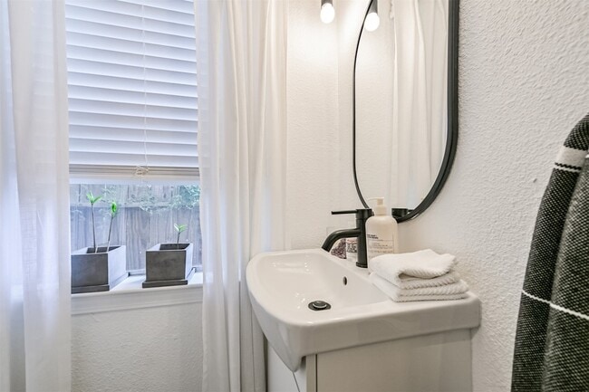 Building Photo - 415 Fairview St