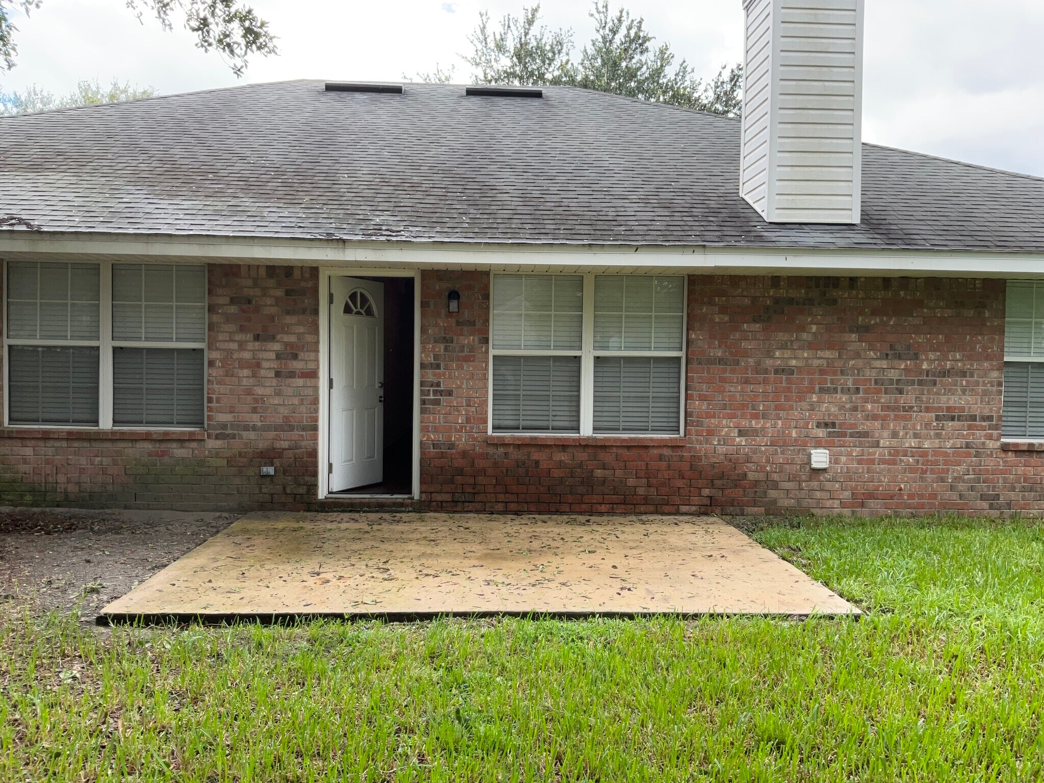 Building Photo - 3256 Silverado Cir
