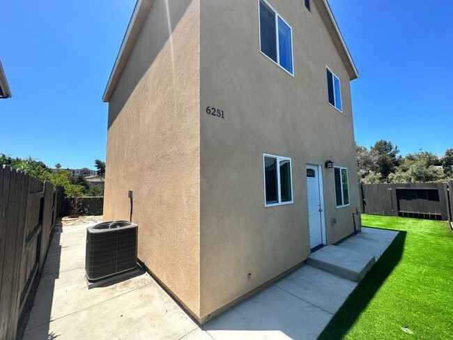 Building Photo - 4 bed house on Adobe!