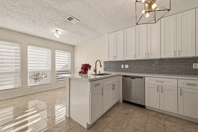 Building Photo - 11535 Bellspring Dr