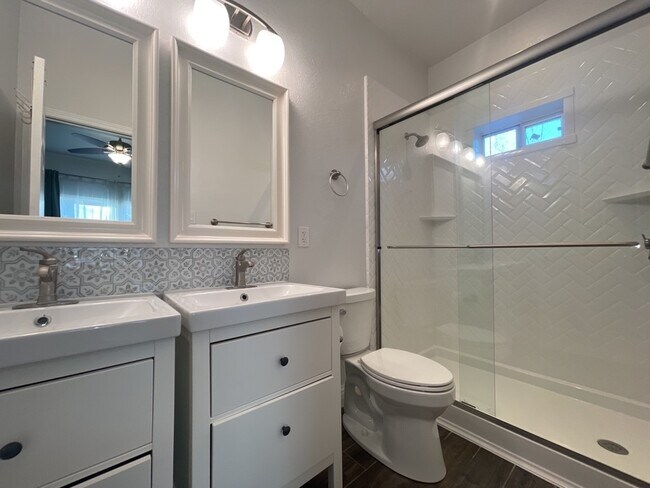 Building Photo - 806 E 3rd St