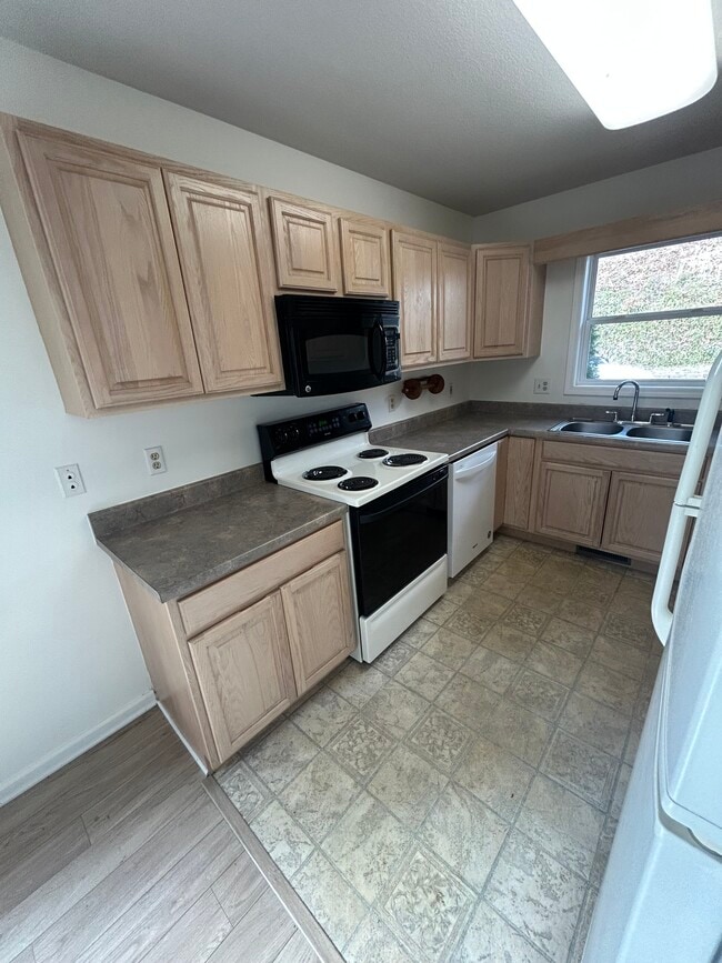 Building Photo - 140 Randolph St