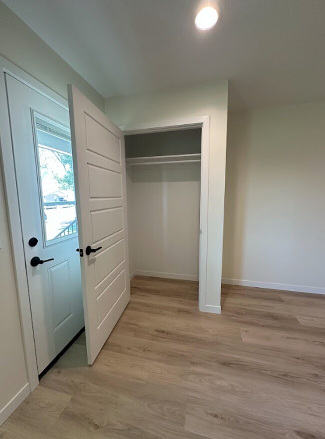 Building Photo - 2 Bedroom/1 Bath Duplex Available For Rent