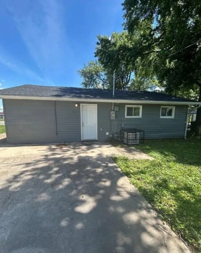 Building Photo - 1700 Theodore Ln