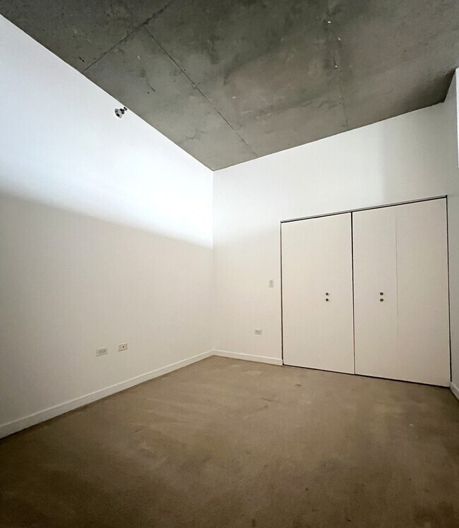 Building Photo - 235 W Van Buren St