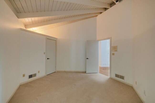 Building Photo - 130 Huntcliff Point NE