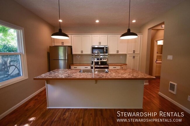 Building Photo - Beautiful Remodeled One Bedroom