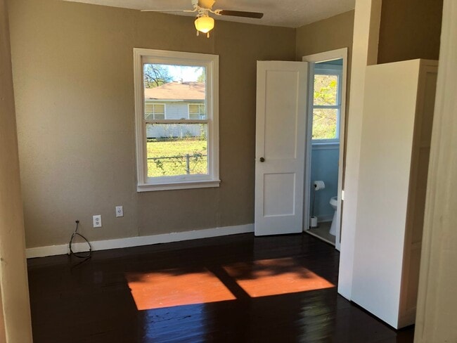 Building Photo - Nice 2 bedroom/1.5 bathroom house with fully fenced yard!